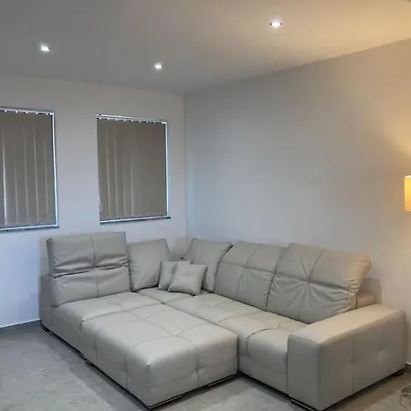 Dream Theatre Maisonette